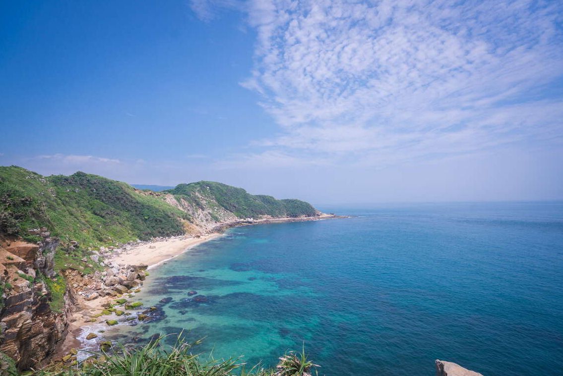 花蓮海岸的蔚藍海水與山巒